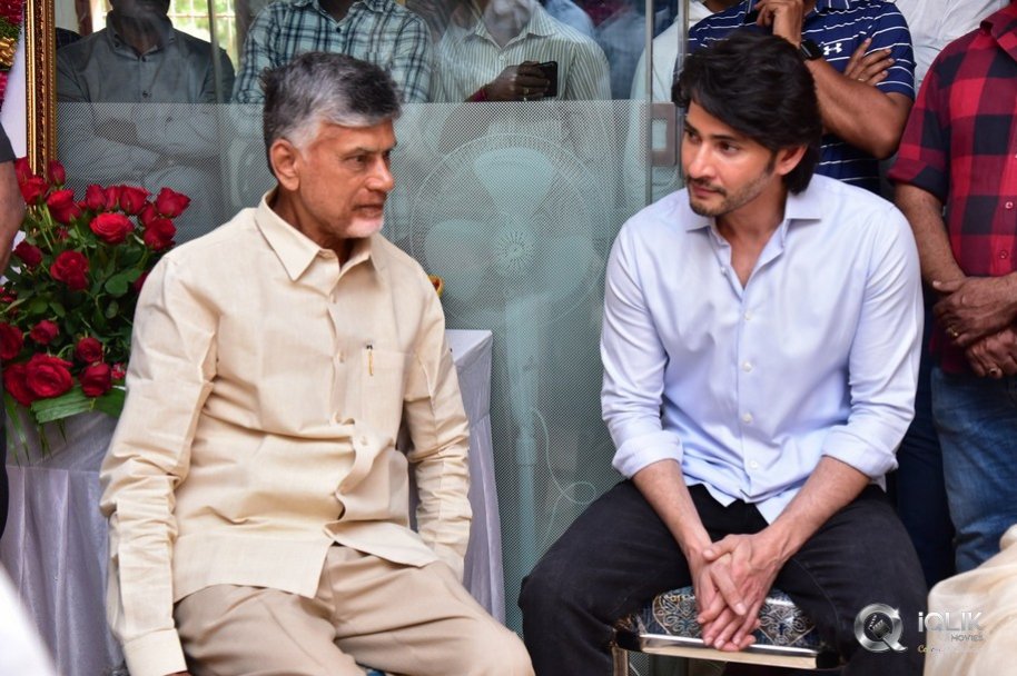 Celebrities-pay-homage-to-superstar-Krishna